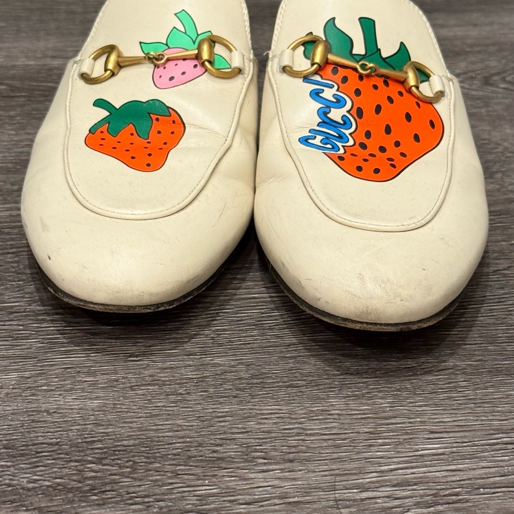 Gucci Beige Loafers with Strawberry Design - Picture 7 of 8